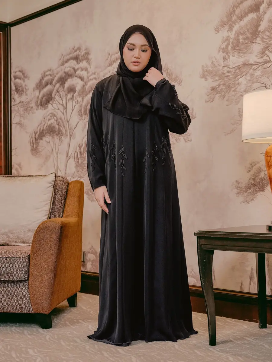 Iyna Beads Leaf Black
